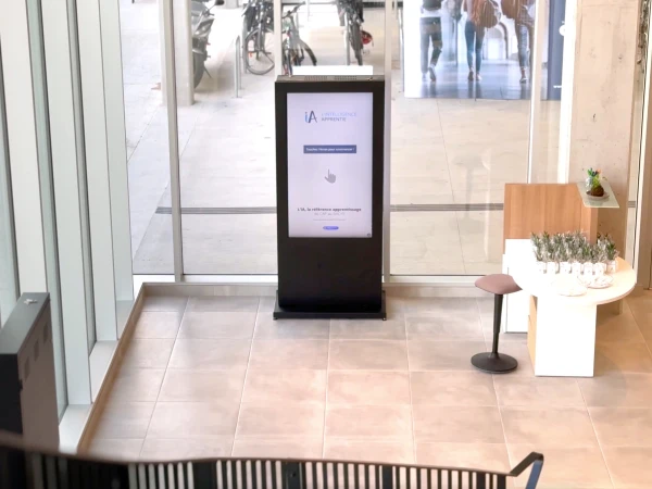 Engagement client avec un totem double-face